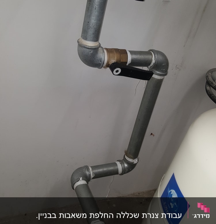 צינורות מתכת עם ברזים ומחברים
